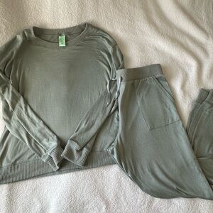 Longsleeve and pants PJ set! Soft green with pockets